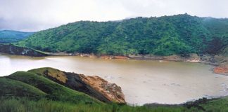 Это озеро кажется спокойным, но оно готово взорваться в любую минуту!