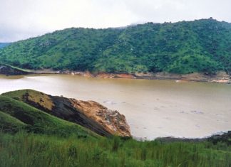 Это озеро кажется спокойным, но оно готово взорваться в любую минуту!