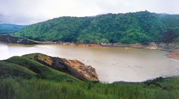 Это озеро кажется спокойным, но оно готово взорваться в любую минуту!
