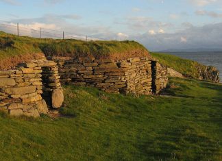 Этому дому в Шотландии 6 тысяч лет. В нем до сих пор сохранилась каменная мебель!