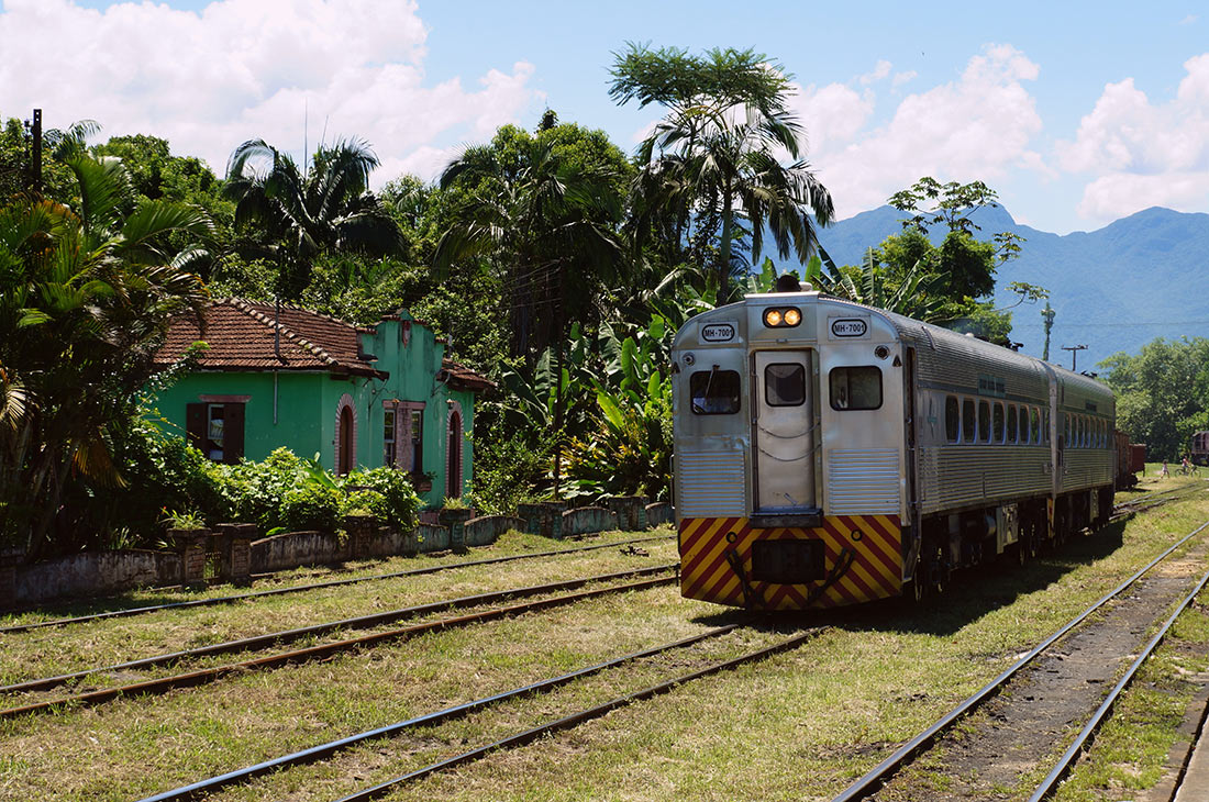 Поезд до Серра-ду-Мар в городе Морретис
