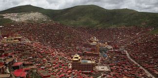 Ларунг Гар: крупнейший буддийский центр, в котором проживают 40 тысяч монахов