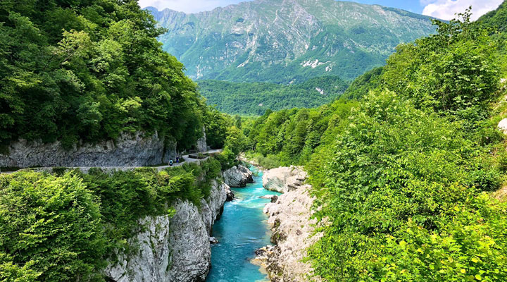 Река Соча: первозданная красота природы у подножья величественных гор