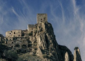 Крако: удивительный средневековый город-призрак на юге Италии