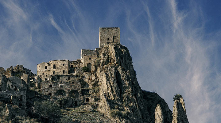 Крако: удивительный средневековый город-призрак на юге Италии