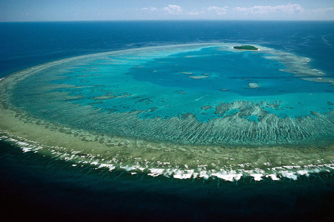 Остров в окружении кораллового рифа