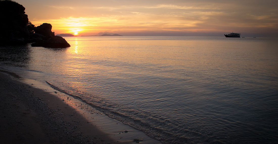 Пляж Комодо на закате