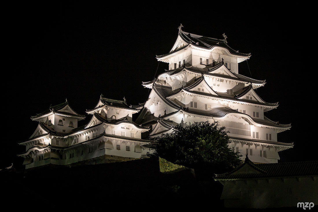 Замок Химэдзи с ночной подсветкой