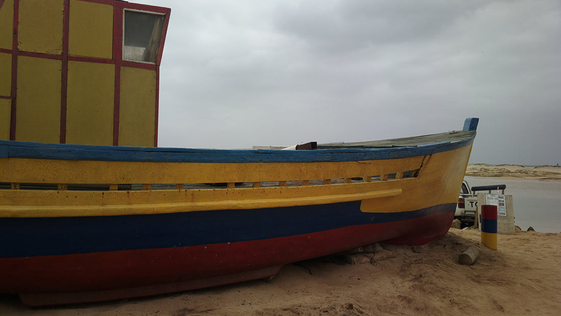 Лодка на берегу одного из островов Кабо-Верде