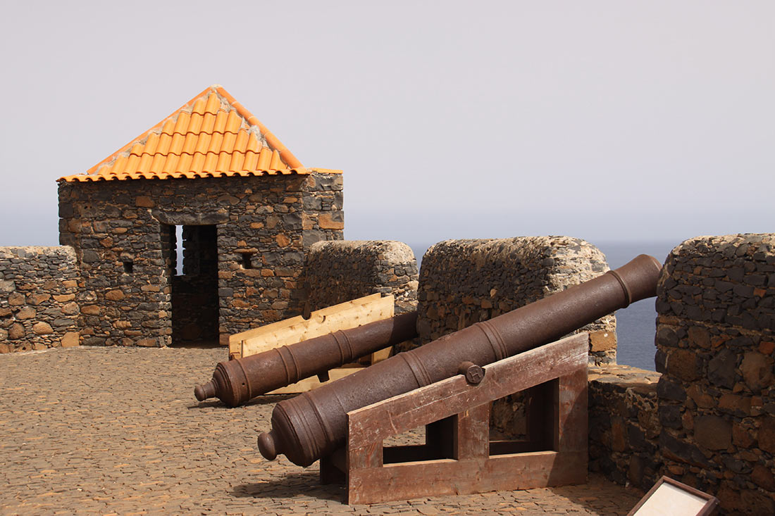 Королевская крепость Сан Фелипе на острове Сантьягу