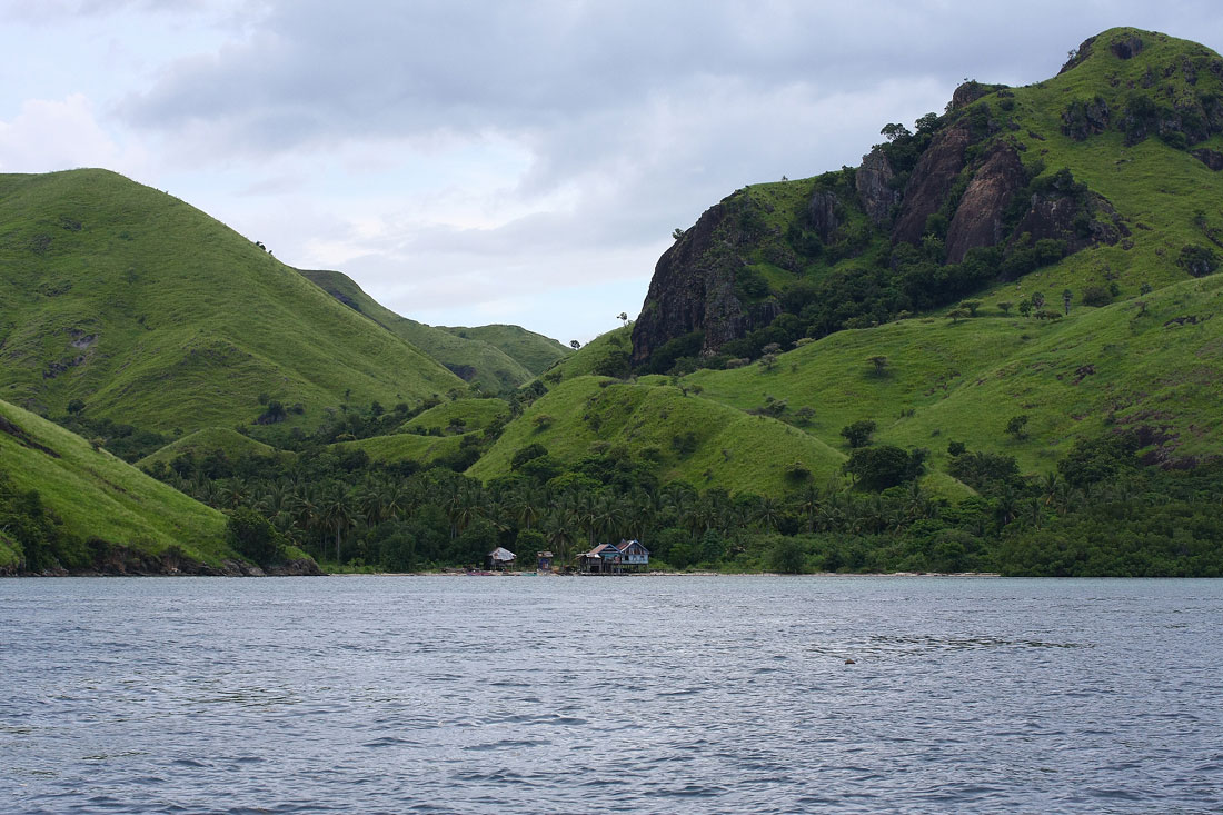Вид на остров Комодо с моря