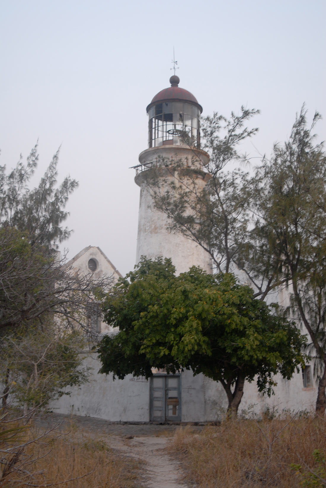 Старый неработающий маяк