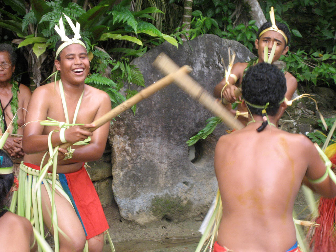 Местные жители исполняют танец на острове Яп