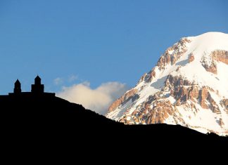 Степанцминда: старинная деревушка у подножия величественных гор
