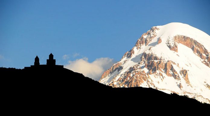 Степанцминда: старинная деревушка у подножия величественных гор