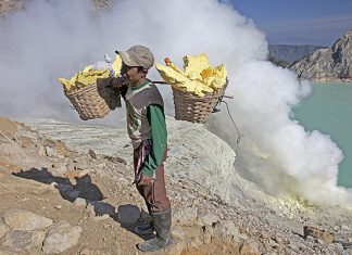 Вулкан Иджен: в его кислотном озере до сих пор вручную добывают серу!