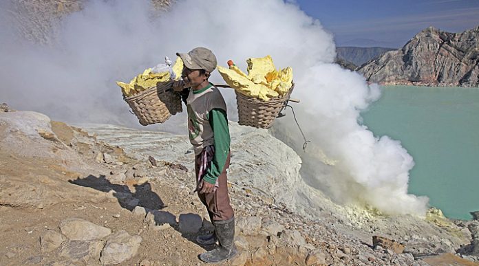 Вулкан Иджен: в его кислотном озере до сих пор вручную добывают серу!