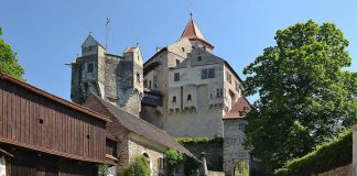 «Мраморный» замок Пернштейн: фамильное гнездо моравских аристократов