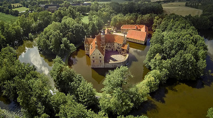 Вишеринг: старый рыцарский замок на воде