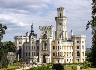 Псевдоготический замок Глубока над Влтавой: родовое гнездо графа Шварценберга