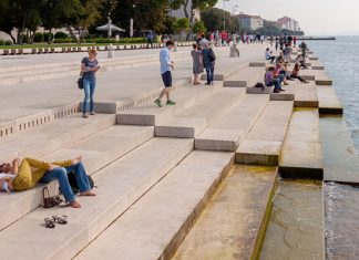 Это похоже на обычную лестницу. Но дождитесь, пока появится волна — это просто невероятно!