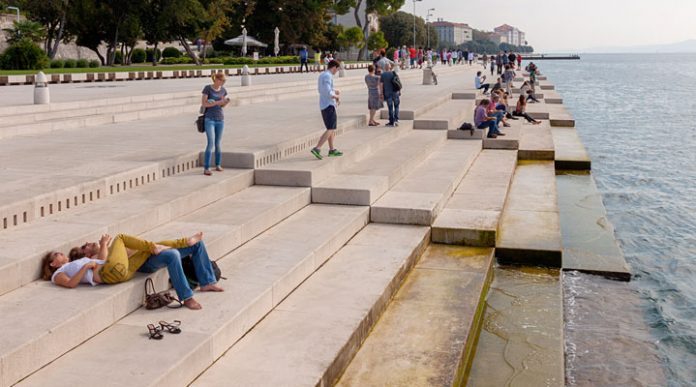 Это похоже на обычную лестницу. Но дождитесь, пока появится волна — это просто невероятно!