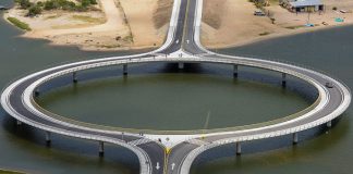 Этот уникальный мост специально искривили, из-за чего он подорожал в два раза. И вот для чего это сделали…