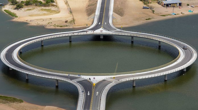 Этот уникальный мост специально искривили, из-за чего он подорожал в два раза. И вот для чего это сделали…