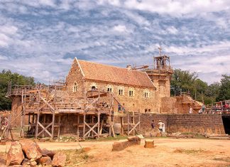 Геделон: замок XIII века, построенный в XXI веке