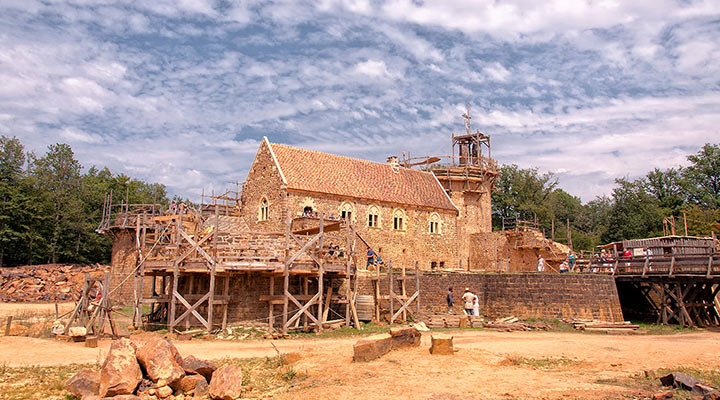 Геделон: замок XIII века, построенный в XXI веке