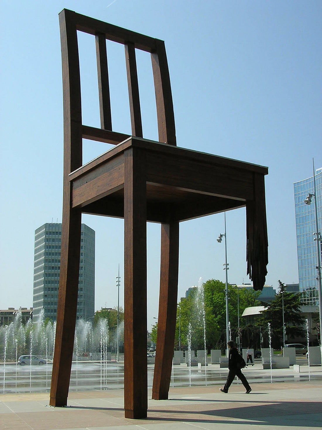 Скульптура Сломанный стул в Женеве