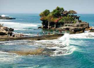 Пура Танах Лот: один из старейших храмов на Бали