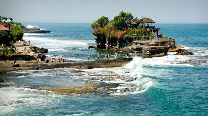 Пура Танах Лот: один из старейших храмов на Бали