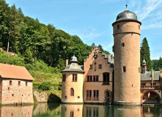 Замок Меспельбрунн: один из самых посещаемых исторических объектов на воде в Германии