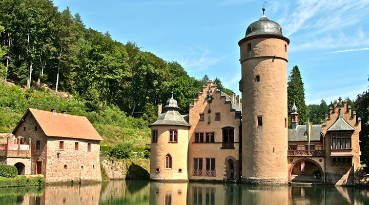 Замок Меспельбрунн: один из самых посещаемых исторических объектов на воде в Германии