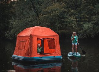 Этот надувной плот-палатка — мечта каждого туриста!