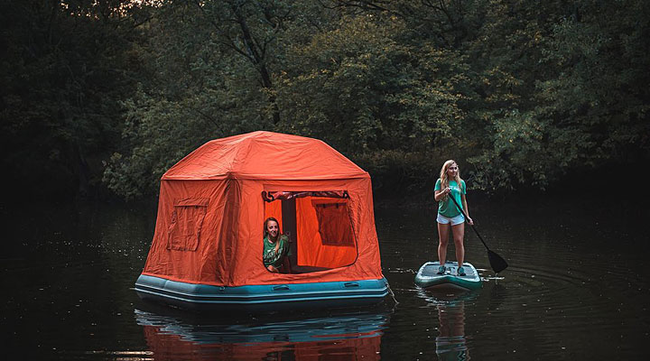 Этот надувной плот-палатка — мечта каждого туриста!