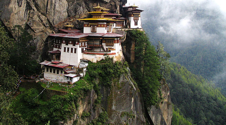 Гнездо тигрицы: уникальный буддийский монастырь, висящий на скале