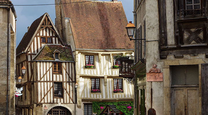 Нуайе-сюр-Серен — один из самых красивых средневековых городов Франции