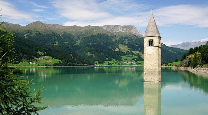 Затопленная колокольня в Италии: история её появления просто удивительна!