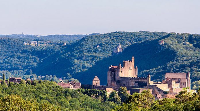 Замок Бейнак: впечатляющая крепость, чья далекая история теряется в легендах