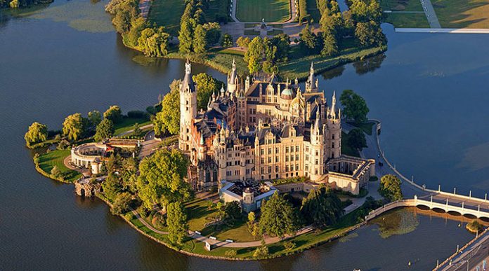 Шверинский замок: сокровище на острове