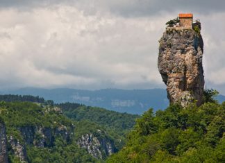 Столп Кацхи: одна из самых необычных церквей в мире