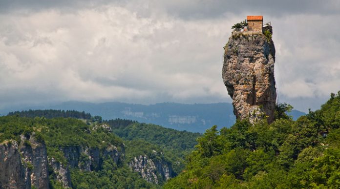 Столп Кацхи: одна из самых необычных церквей в мире
