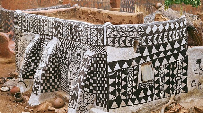 Тьебель: уникальная деревня, где каждый дом — настоящее произведение искусства