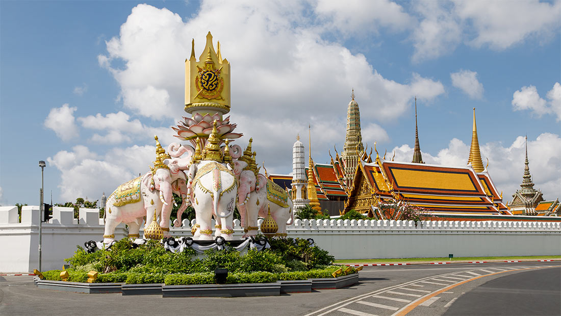 Бангкок. Статуя розового слона