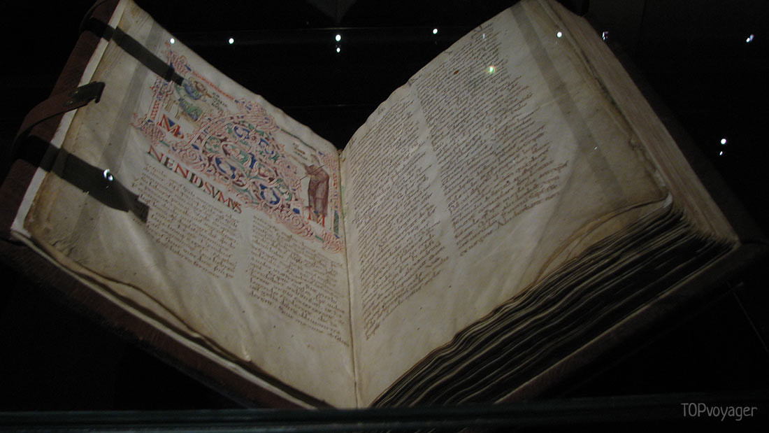 Старинная книга в музее аббатства Клюни