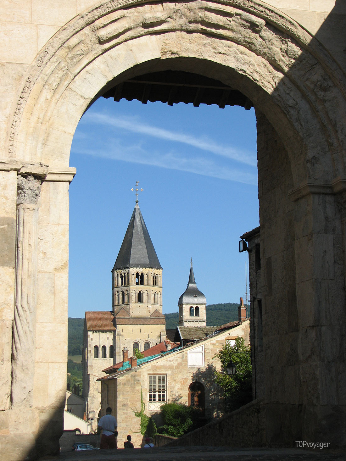 Шпиль аббатства Клюни в проеме арки