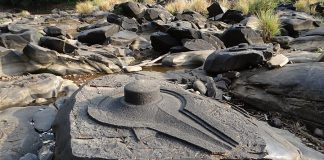 Когда вода отступает, на дне этой реки открывается очень необычный секрет!
