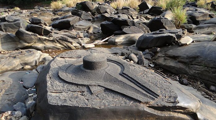 Когда вода отступает, на дне этой реки открывается очень необычный секрет!